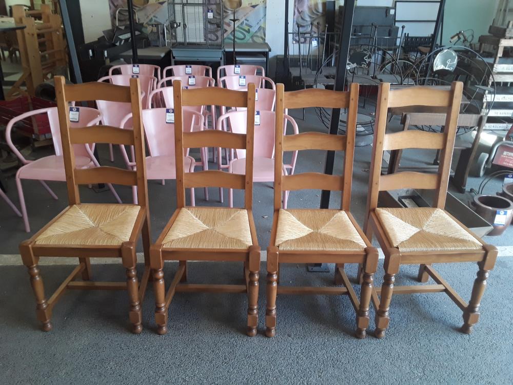SERIE DE 4 CHAISES EN CHENE CLAIR 