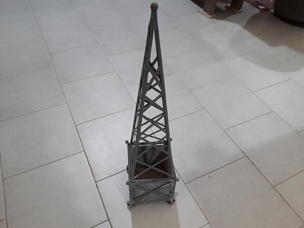 BAC PYRAMIDE JARDIN EN MÉTAL 