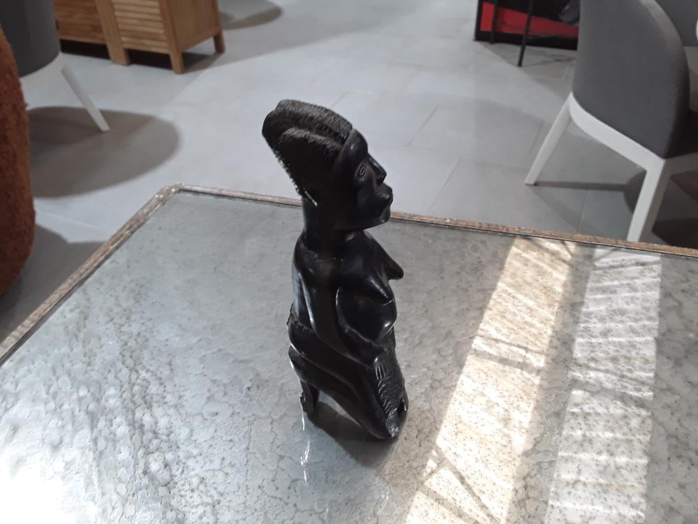 SCULPTURE FEMME ASSISE EN EBEN
