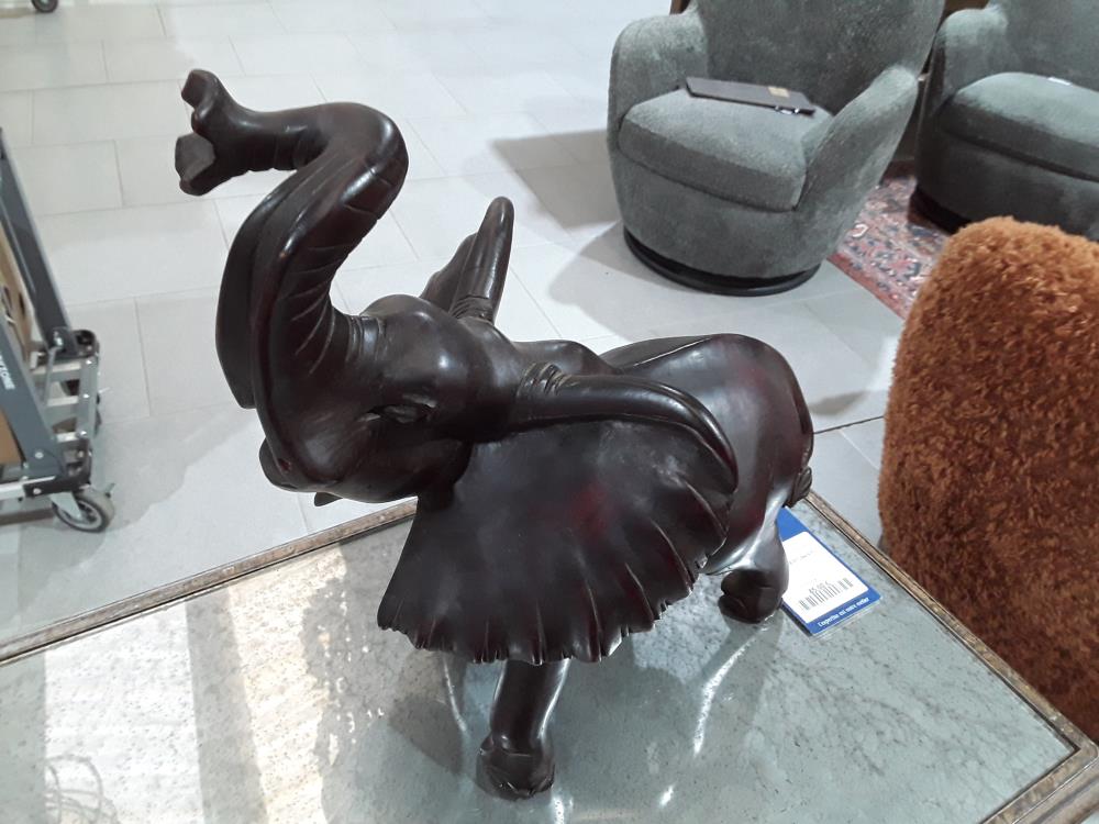 ELEPHANT EN TECK SCULPTE