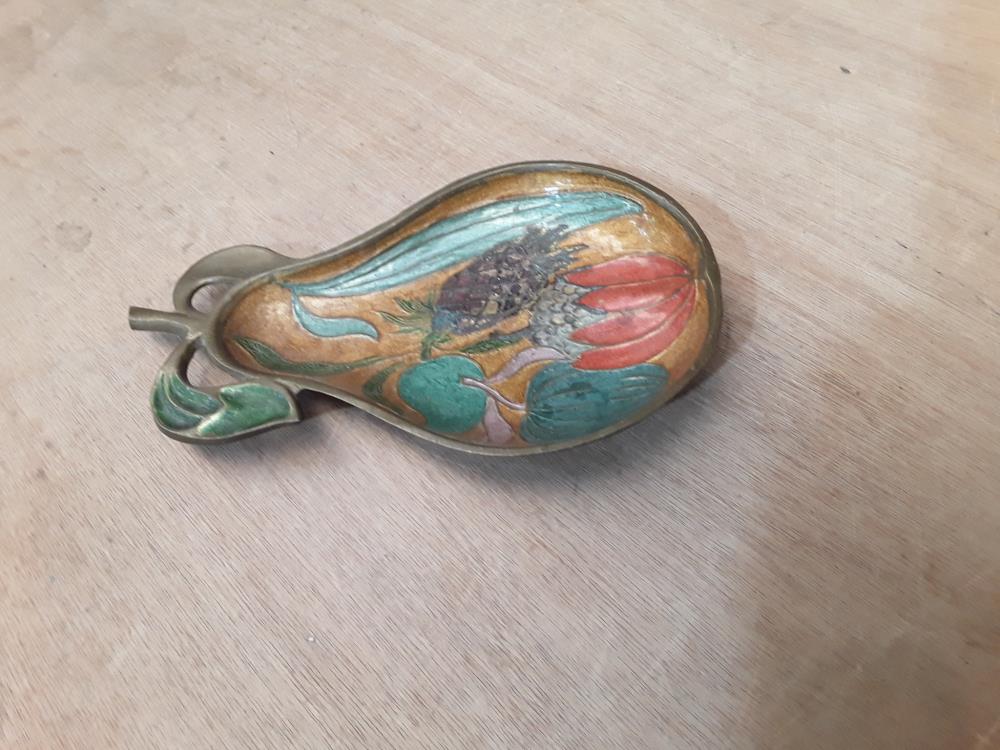 PLAT POIRE EN LAITON ÉMAILLÉ 