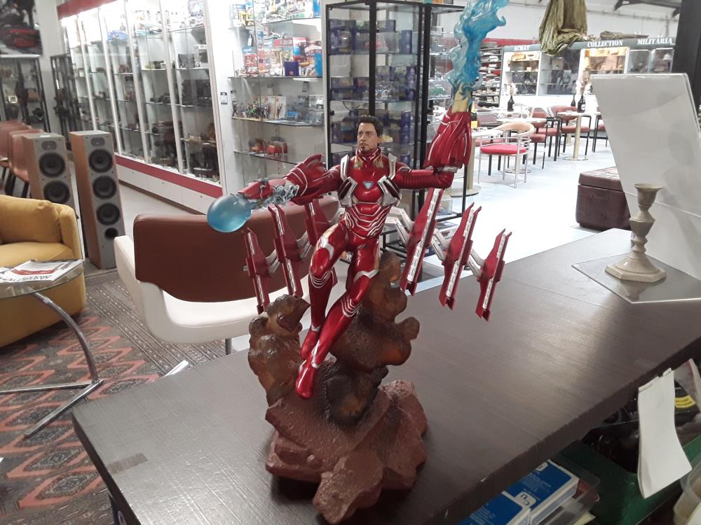AVENGERS DIAMOND SELECT