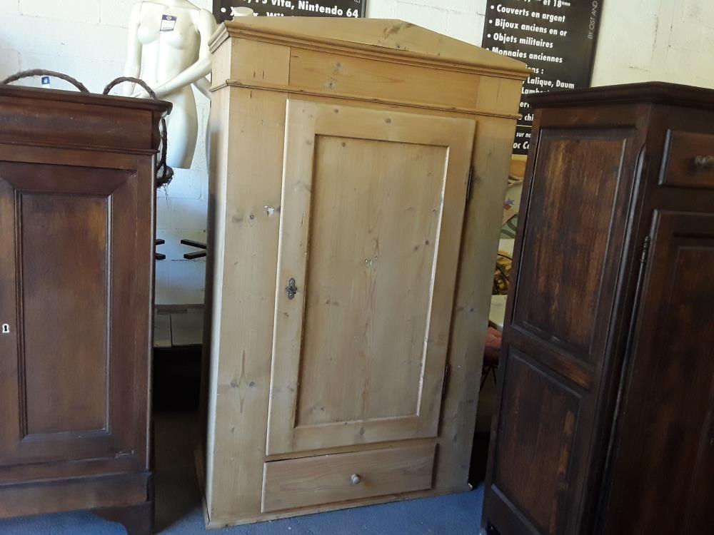 MEUBLE VESTIAIRE EN PIN 