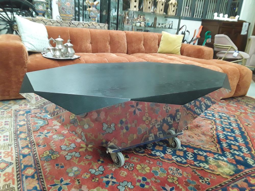 TABLE DE SALON DESIGN À FACETTES BRETZ 