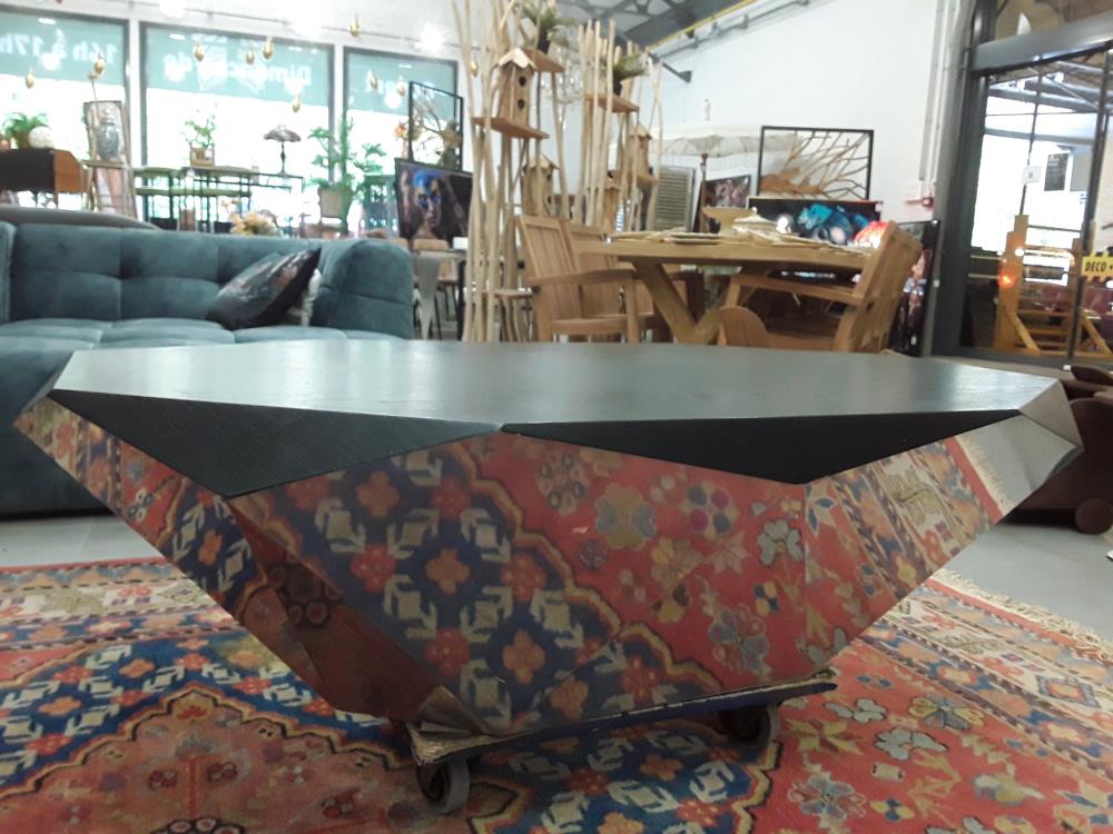 TABLE DE SALON DESIGN À FACETTES BRETZ 