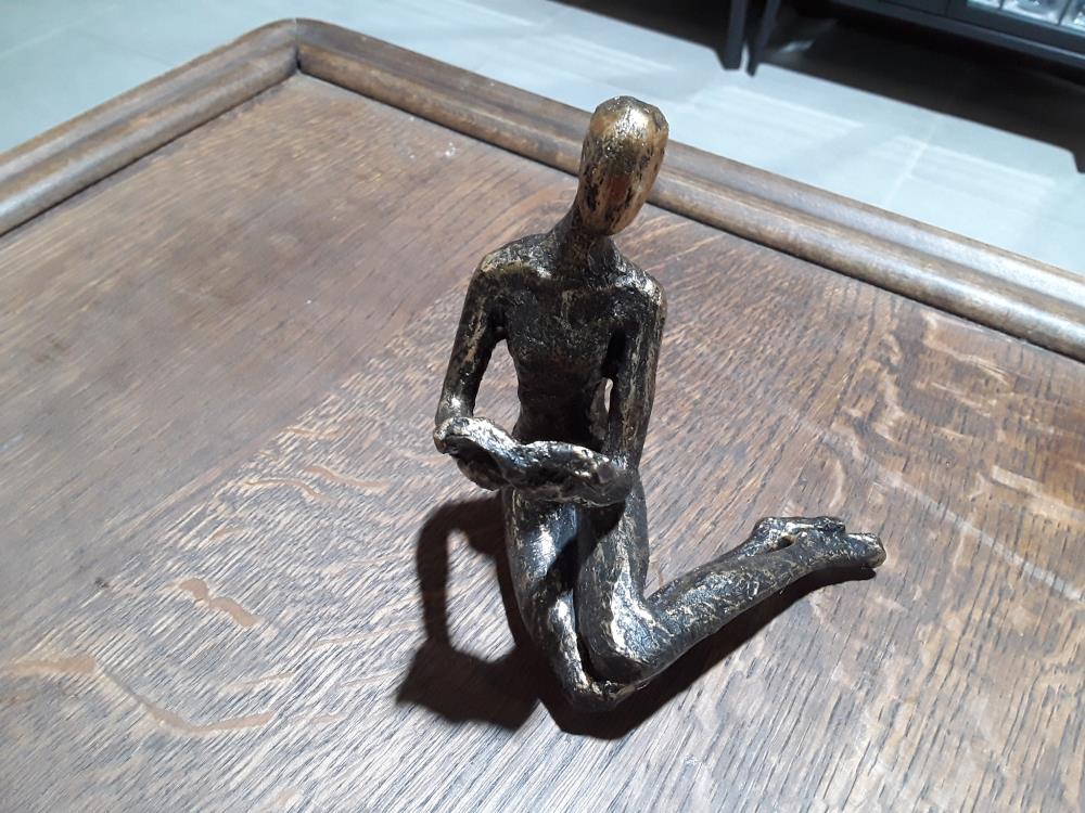 SCULPTURE MODERNE LA FILLA AU LIVRE 