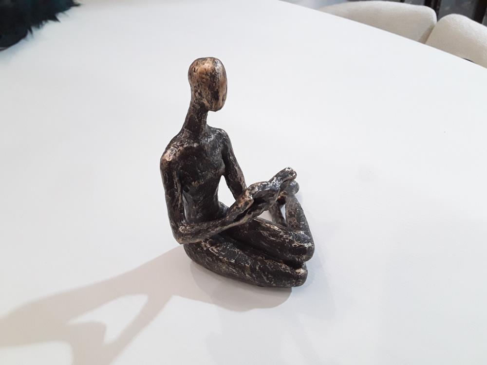 SCULPTURE MODERNE LA FILLA AU LIVRE 