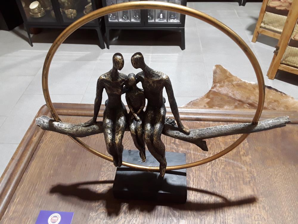 SCULPTURE MODERNE INTITULÉE LA FAMILLE 