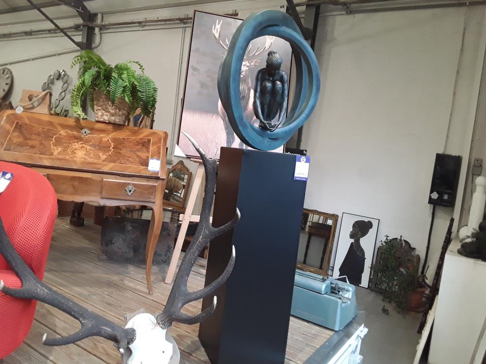 SCULPTURE MODERNE CICLE LADY SUR SOCLE EN MÉTAL 1M40