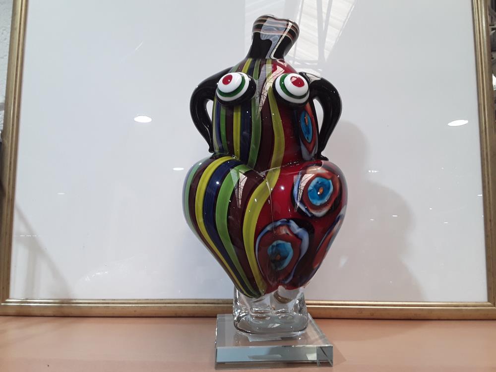 SCUPTURE EN VERRE DANSEUSE DANS LE ST NIKI DE SAINT PHALLE