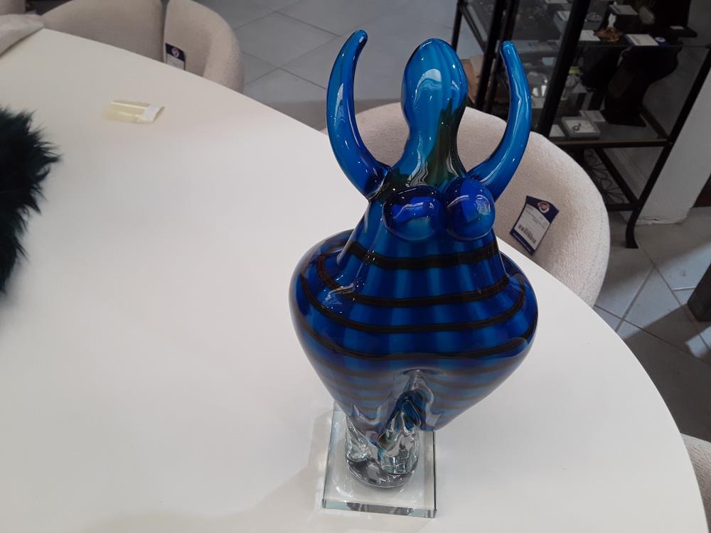 SCUPTURE EN VERRE BLEU DANSEUSE DANS LE ST NIKI DE SAINT PHALLE