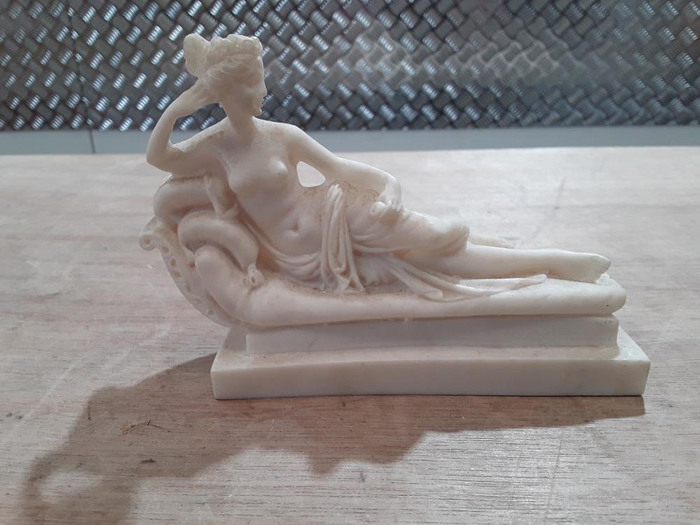 FEMME AU DIVAN 