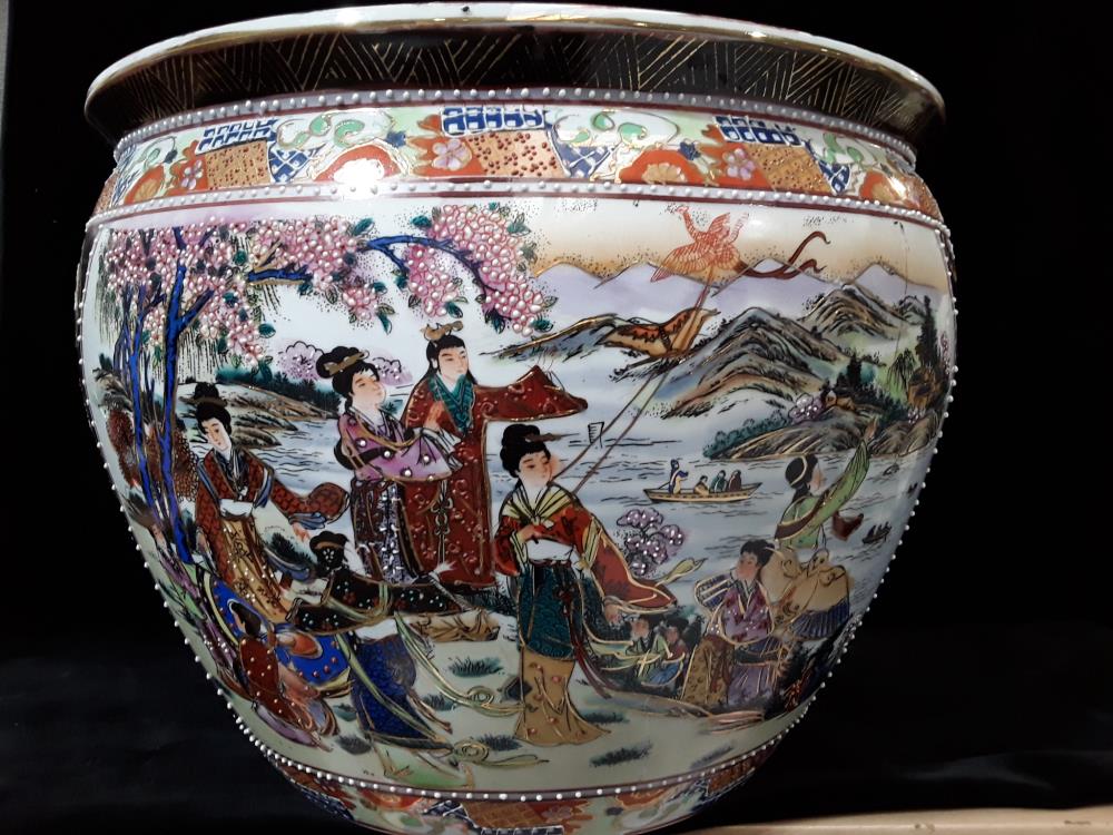CACHE POT EN PORCELAINE AQUARIUM CHINOIS 