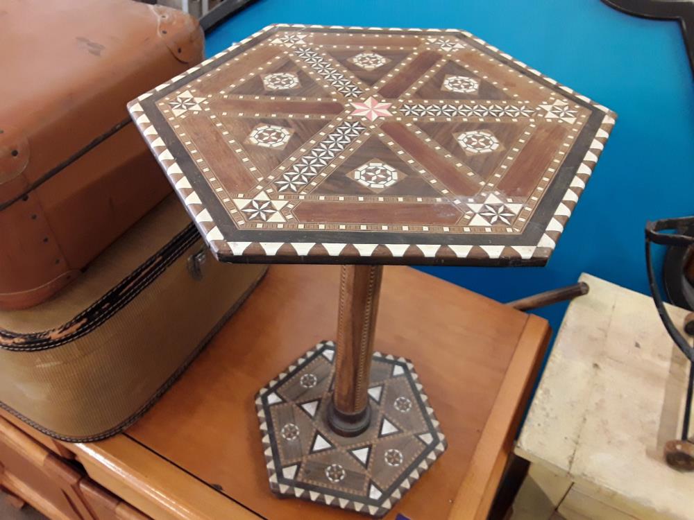 TABLE MAROCAINE À INCRUSTATIONS 