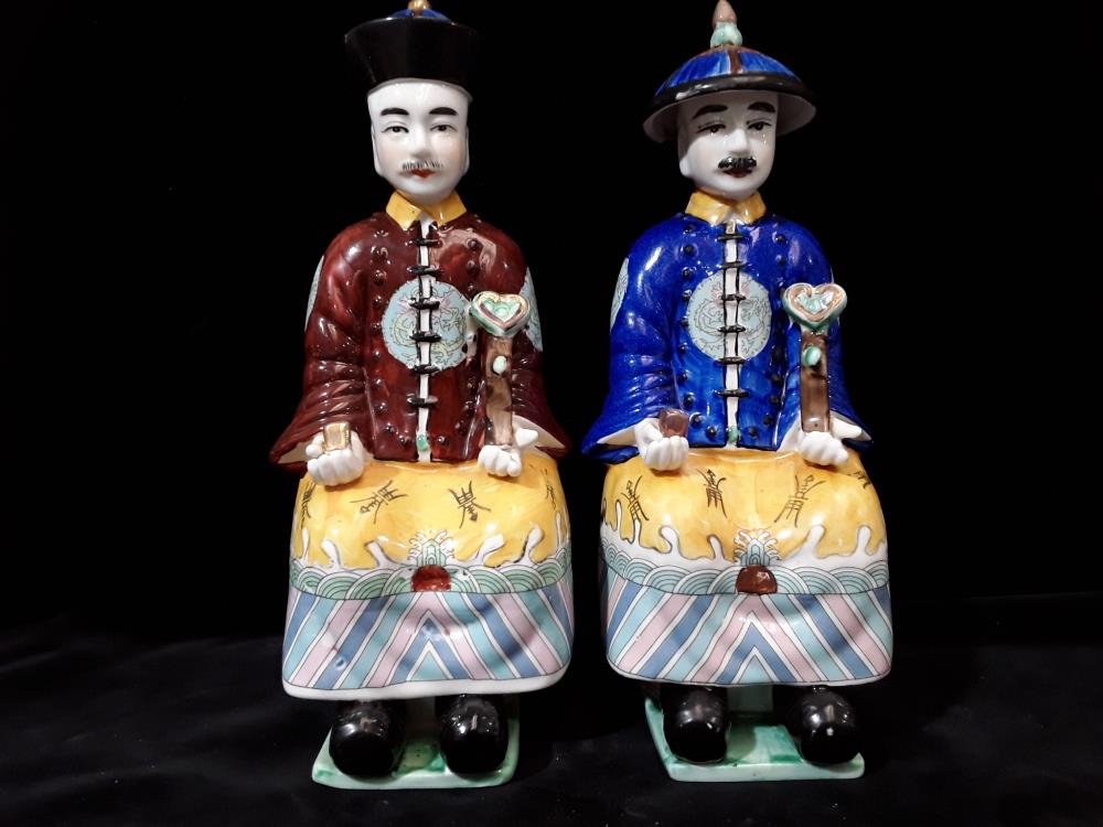 PAIRE  DE SAGES CHINOIS EN PORCELAINE 