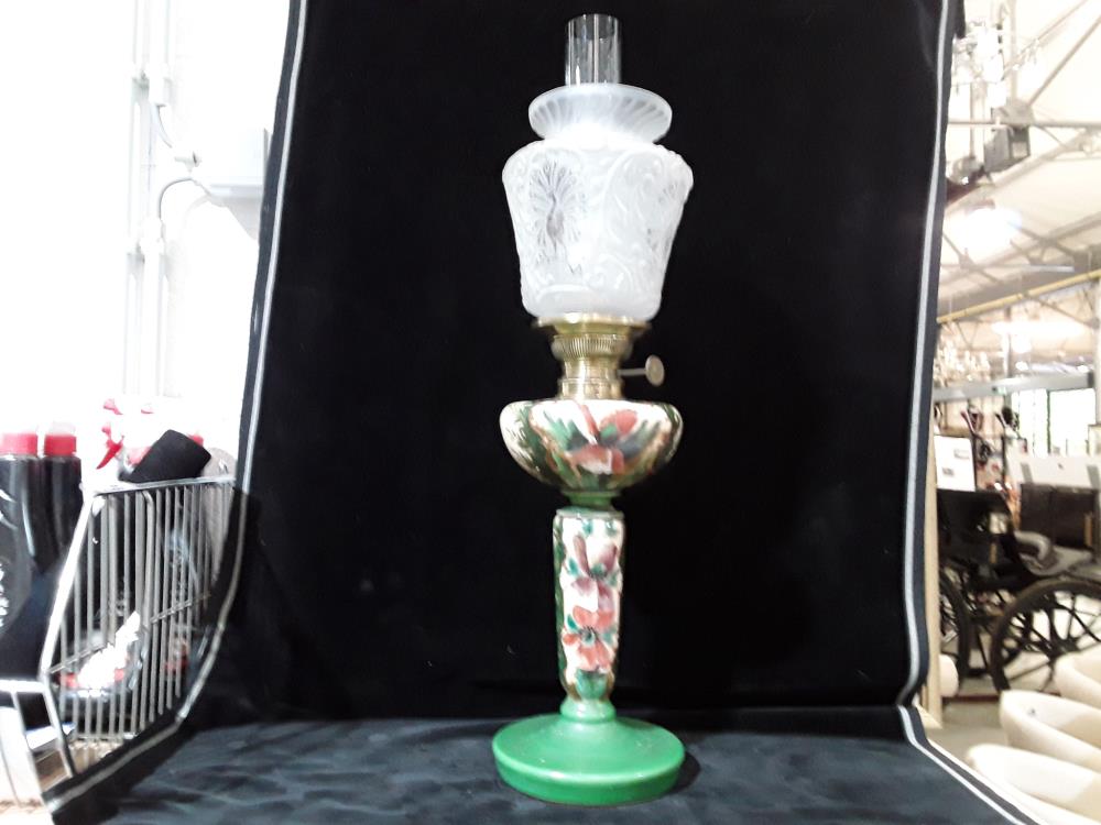 LAMPE À PÉTROLE EN OPALINE ÉMAILLÉE FIN 19EME 