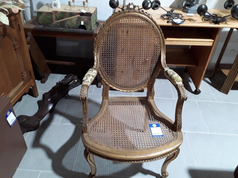 FAUTEUIL DORÉ CANNELÉ À MEDAILLON STYLE L XVI