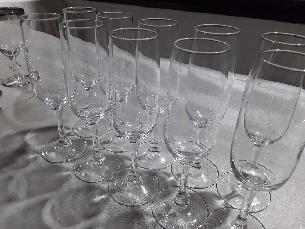 SÉRIE DE 10 FLUTES À CHAMPAGNE 