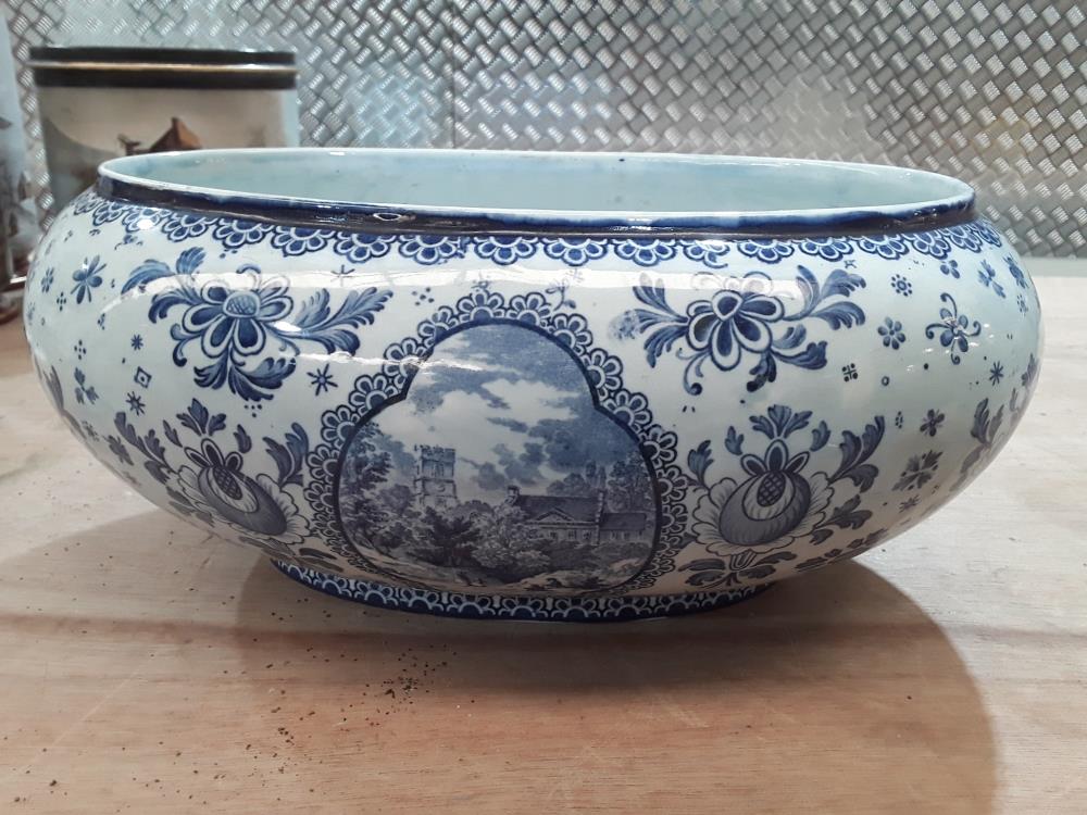 JARDINIÈRE EN FAIENCE ALLEMANDE 