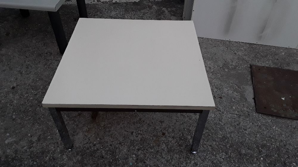 TABLE BASSE CARRÉ PIEDS INOX