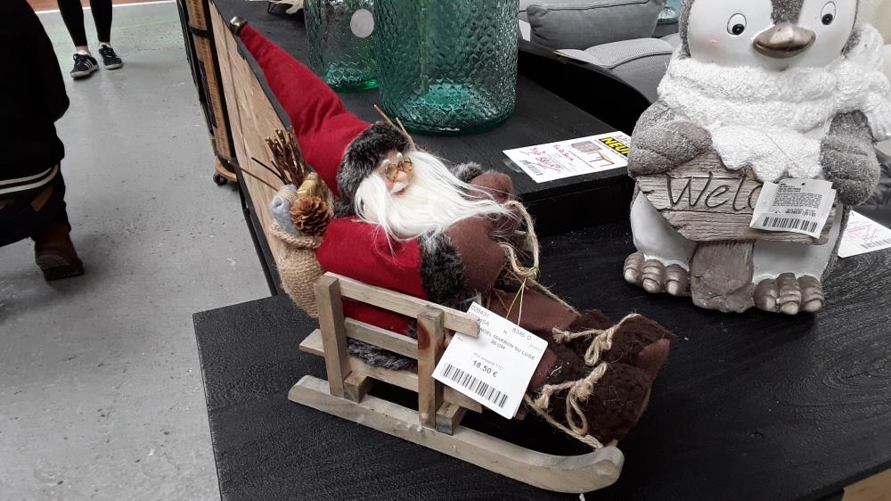 PERE NOEL MARRON SU LUGE  30 CM 