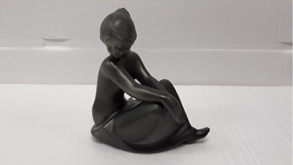 STATUETTE FEMME SIGNÉE MD 5632