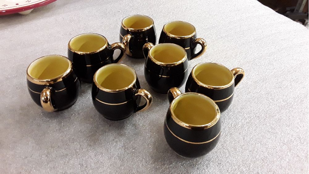 LOT DE 8 PETITES TASSES PORCELAINE 