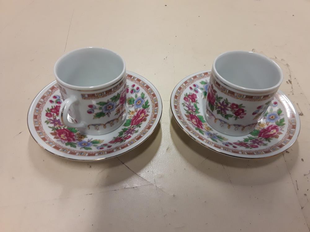 LOT DE 2 TASSES À CAFÉ