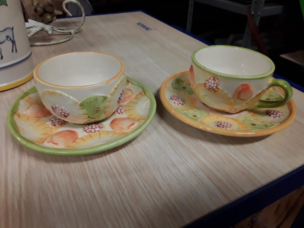 LOT DE 2 TASSES AVEC SOUCOUPE 