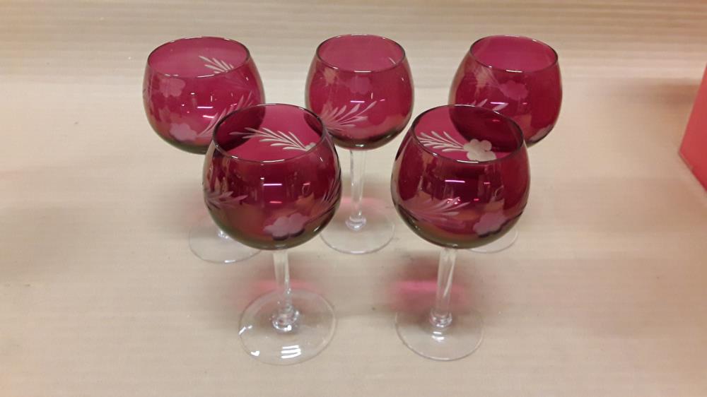 LOT DE 5 VERRES ROUGES