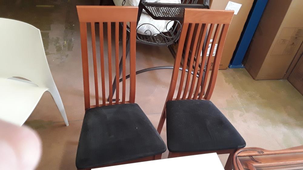 LOT DE 2 CHAISES BOIS ASSISE TISSU NOIR