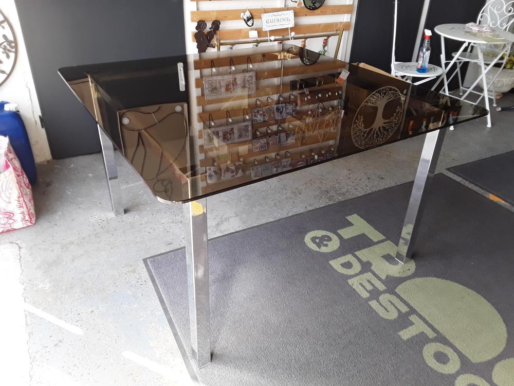 TABLE CARRÉE VERRE FUMÉ 130X130
