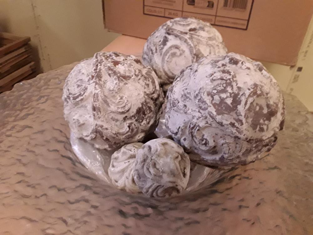 LOT DE BOULES DECORATIVES