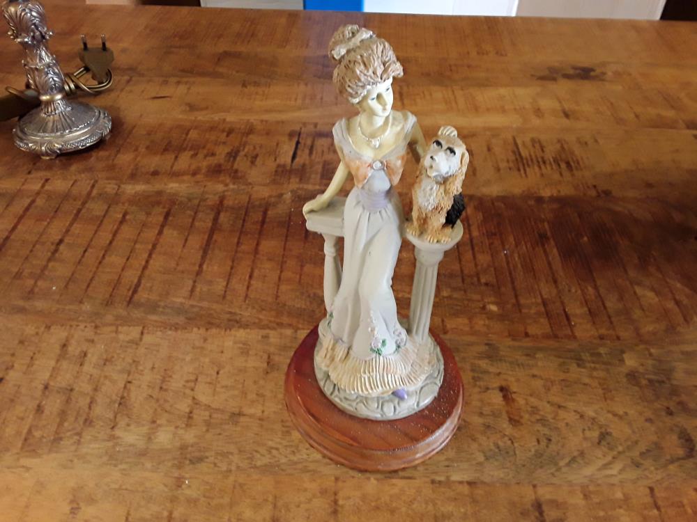 STATUETTE FEMME AVEC CHIEN