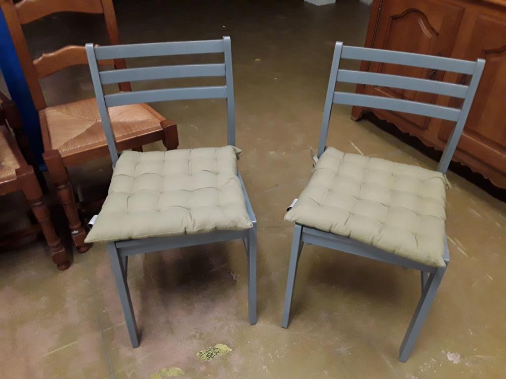 LOT DE 2 CHAISES GRISES