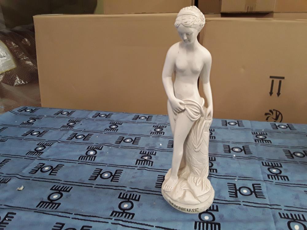 STATUE FEMME BAIGNEUSE