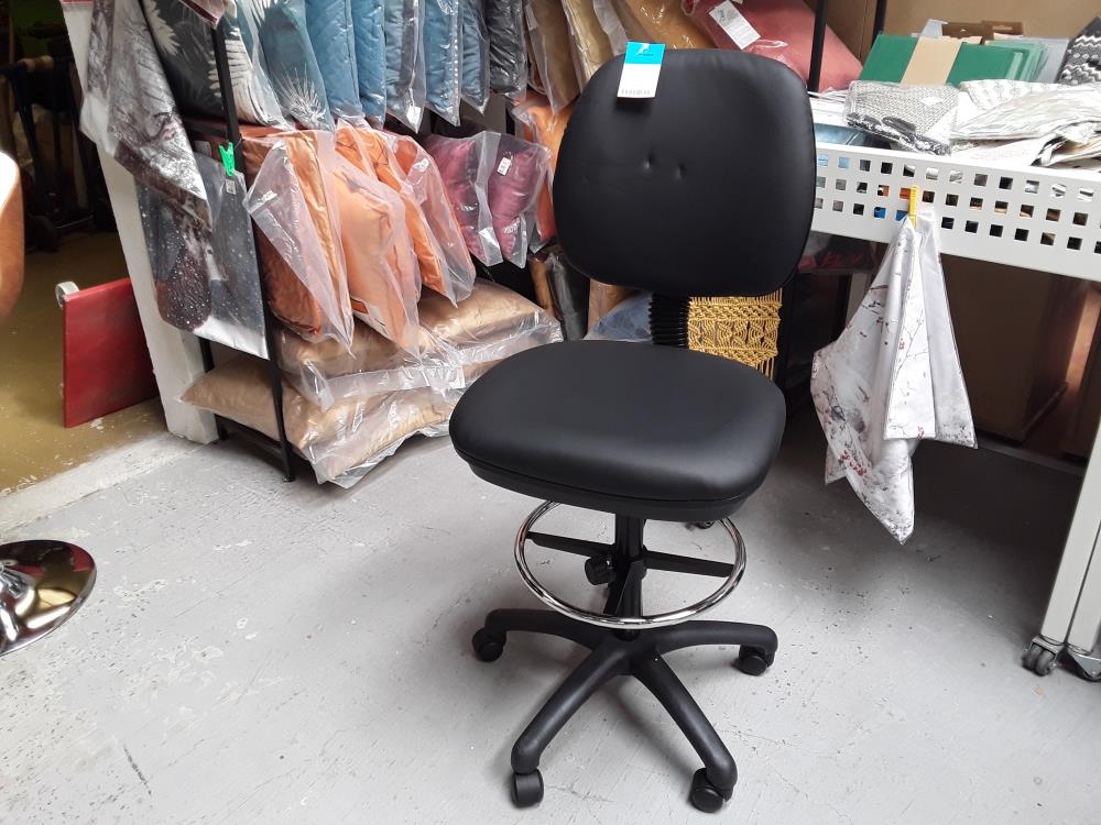 TABOURET À ROULETTES RÉGLABLE EN HAUTEUR 69-91 CM AVEC DOSSIER INCLINABLE ET REPOSE-PIEDS RÉGLABLE