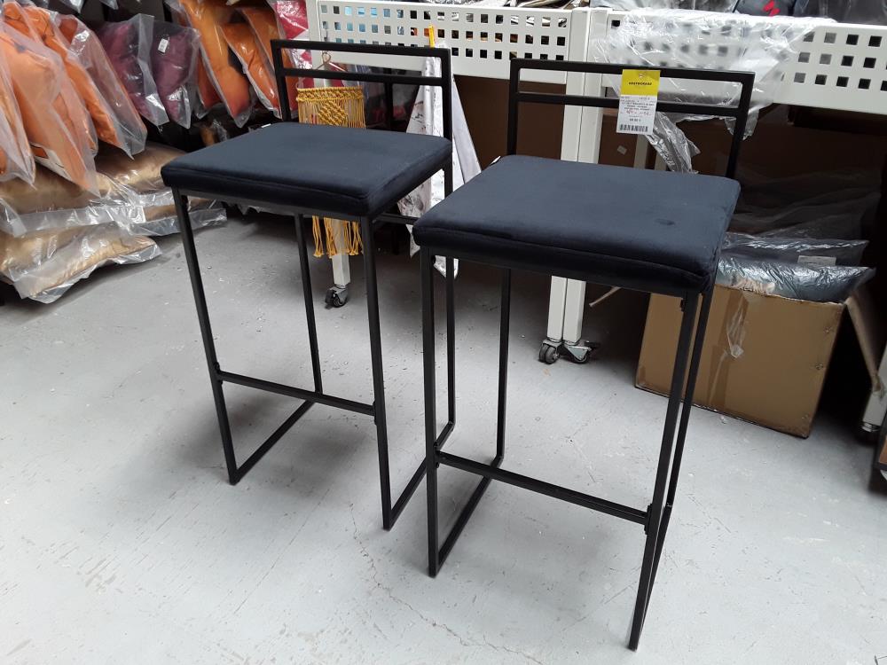 LOT DE 2 TABOURETS DE BAR DESIGN - COUSSIN, REPOSE-PIED, DOSSIER INTÉGRÉS -/DESTOCK