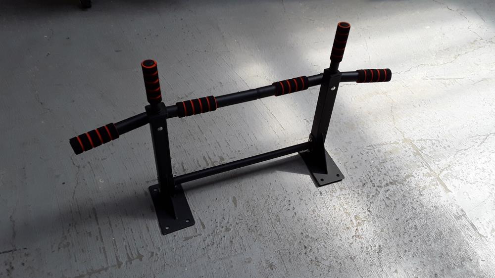 BARRE DE TRACTION MURALE - BARRE DE FITNESS FIXATION MURALE  CHARGE MAX. 120 K / DESTOCK 