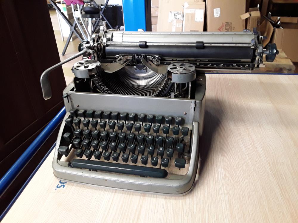 MACHINE À ECRIRE