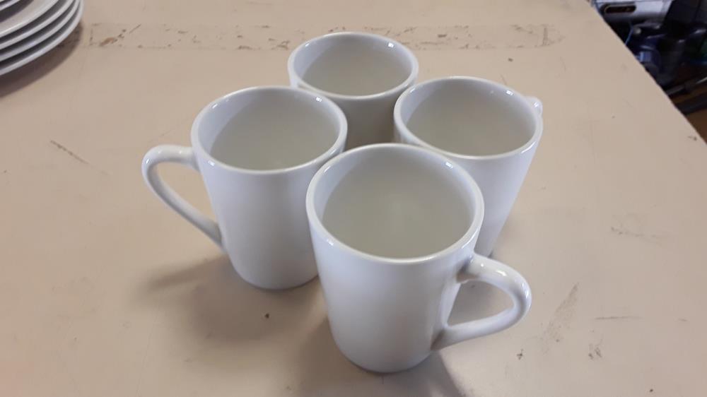 LOT DE 4 TASSES BLANCHES