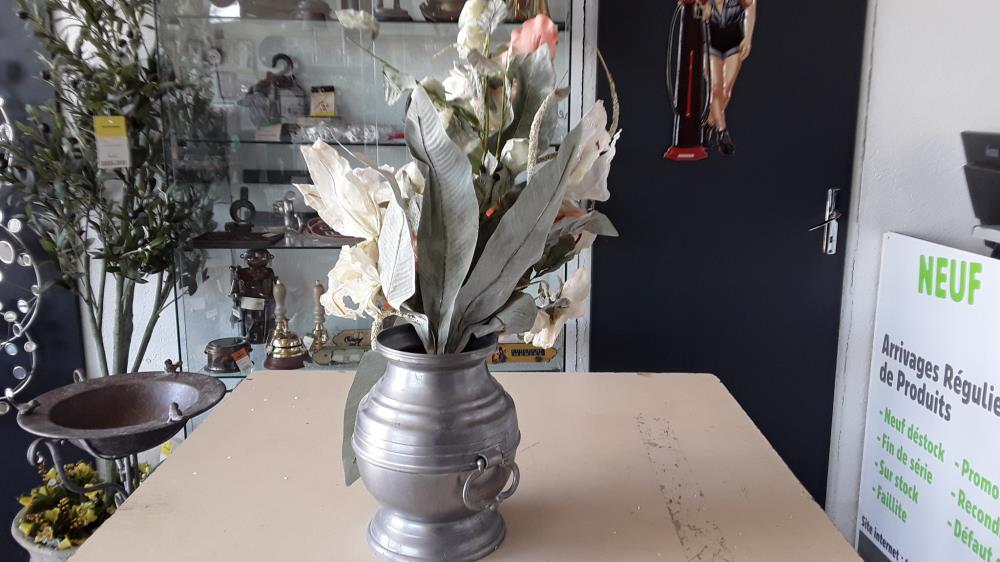 POT EN ÉTAIN AVEC FLEURS 