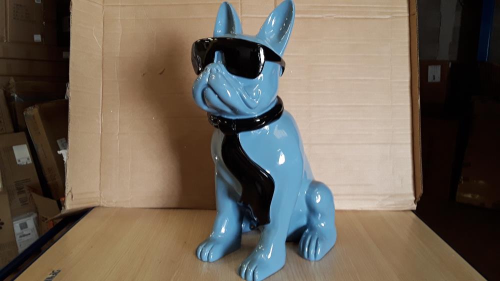 STATUE BOULEDOGUE LUNETTES BLEU