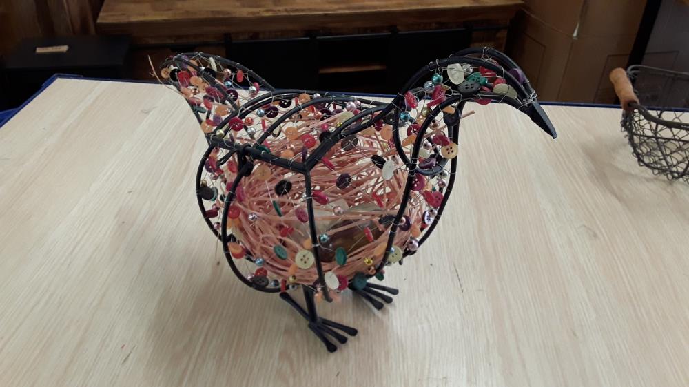 POULE METAL AVEC 2 OEUFS 