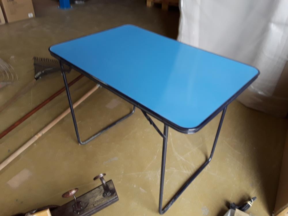 TABLE BLEUE PLIABLE