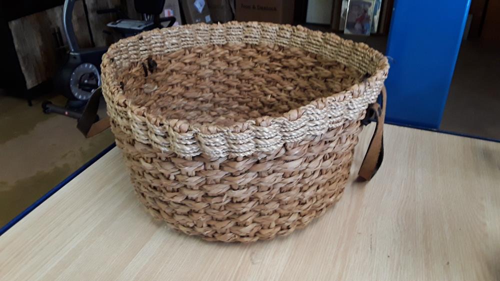 PANIER TRESSÉ AVEC POIGNÉE CUIR