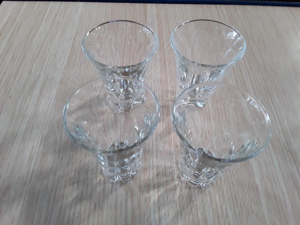 LOT DE 4 PETITS VERRES