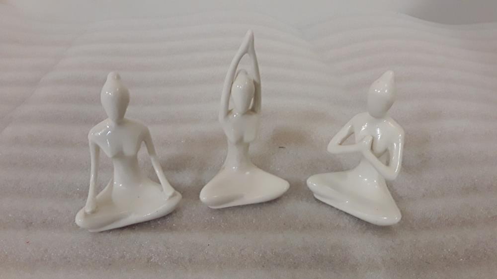 LOT DE 3 STATUETTES FEMME