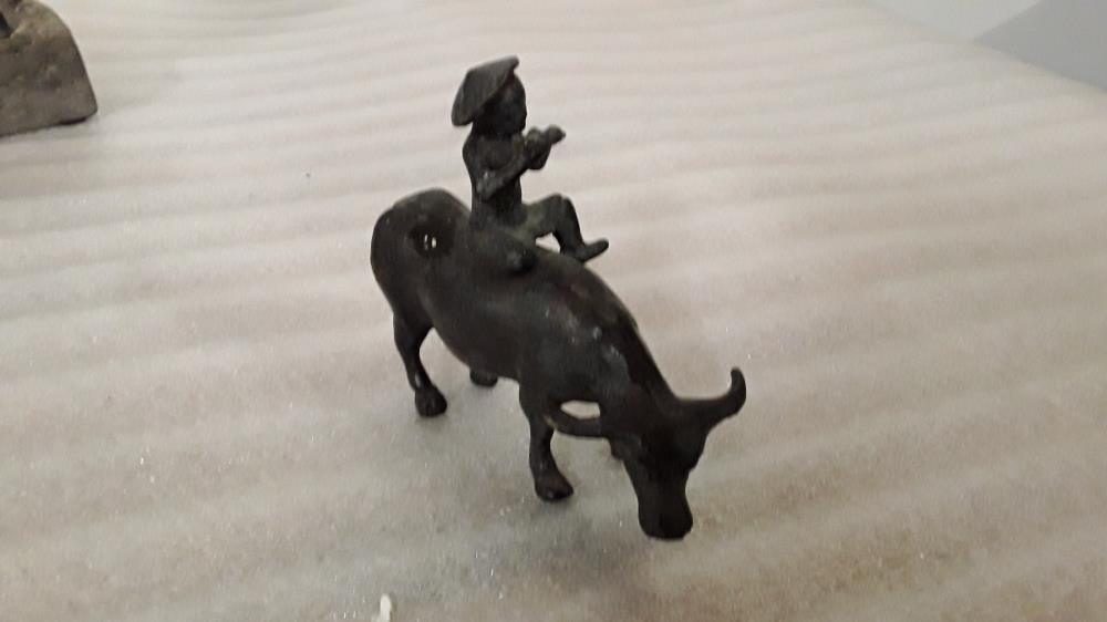 STATUETTE METAL ENFANT TAUREAU 