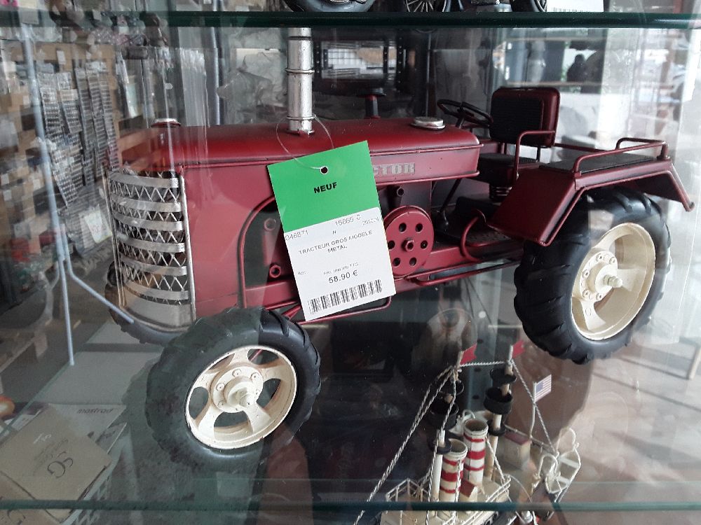 TRACTEUR  MODELE  METAL